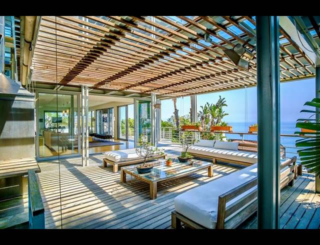 5 BEDROOM HOUSE FOR SALE IN BANTRY BAY